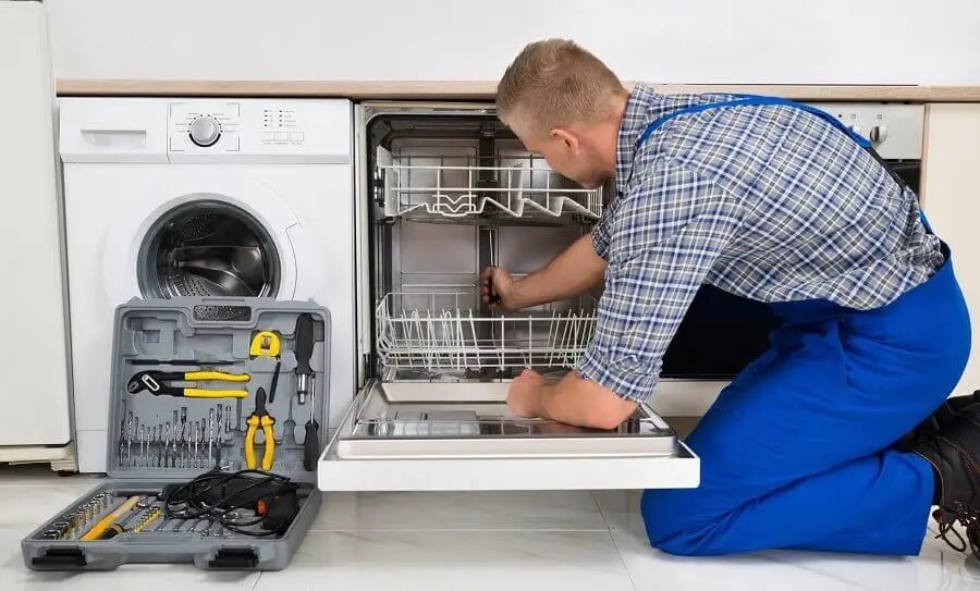 Güdül Vestfrost servisi teknisyen ekibi beyaz eşya tamiri yaparken